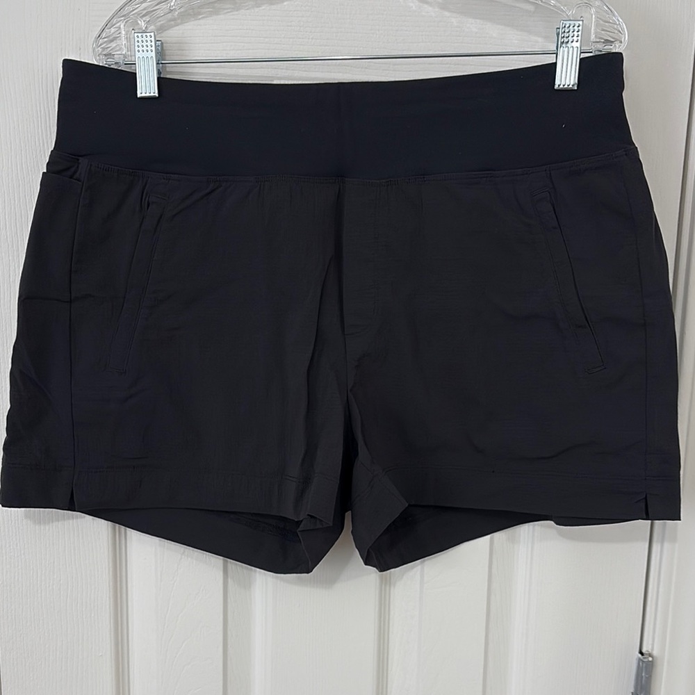 Athleta Black Trekkie North Short